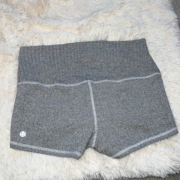 Lululemon athletica gray boogie shorts, without any tags, size 10 - Picture 9 of 16